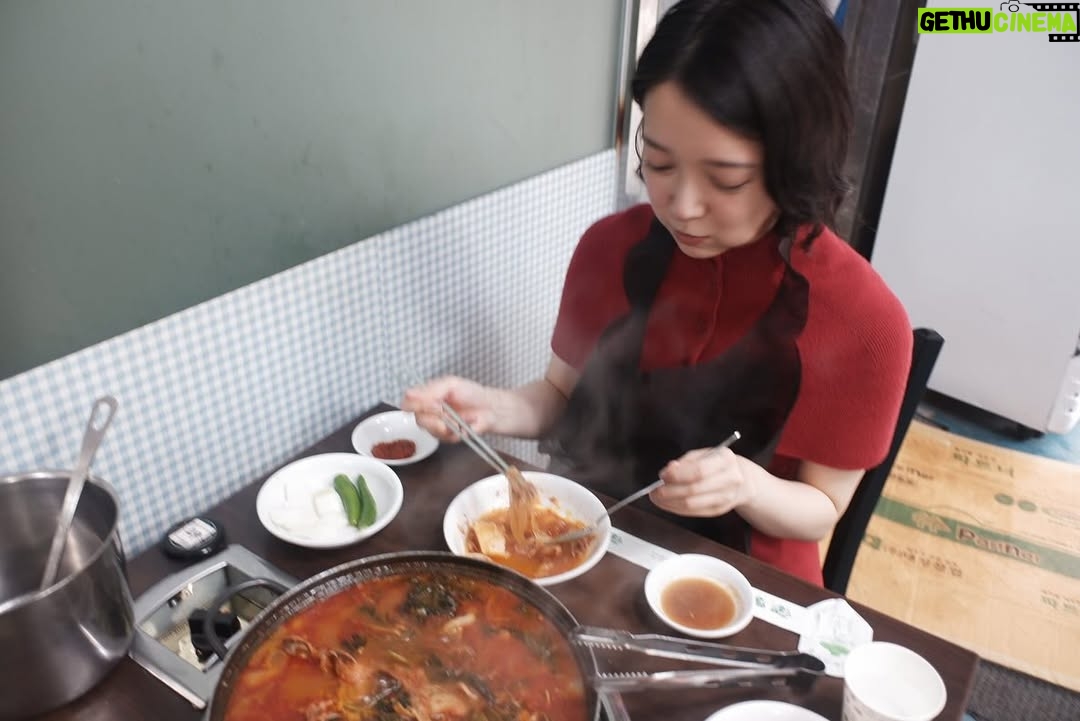 Mone Kamishiraishi - 72.6K Likes - メンズノンノでの連載が最終回を迎えました。卒業旅行としてみんなで韓国に！思い出すとまだ味がします。まだ美味しい
沢山のお店で、沢山の方にお世話になりました。世界の食を通して暮らしを垣間見たり、翻って日本や自分自身に思いを巡らせたり。豊かな時間でした。たのしかったー！ご馳走様でした！