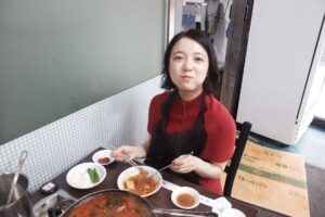 Mone Kamishiraishi Instagram - メンズノンノでの連載が最終回を迎えました。卒業旅行としてみんなで韓国に！思い出すとまだ味がします。まだ美味しい
沢山のお店で、沢山の方にお世話になりました。世界の食を通して暮らしを垣間見たり、翻って日本や自分自身に思いを巡らせたり。豊かな時間でした。たのしかったー！ご馳走様でした！