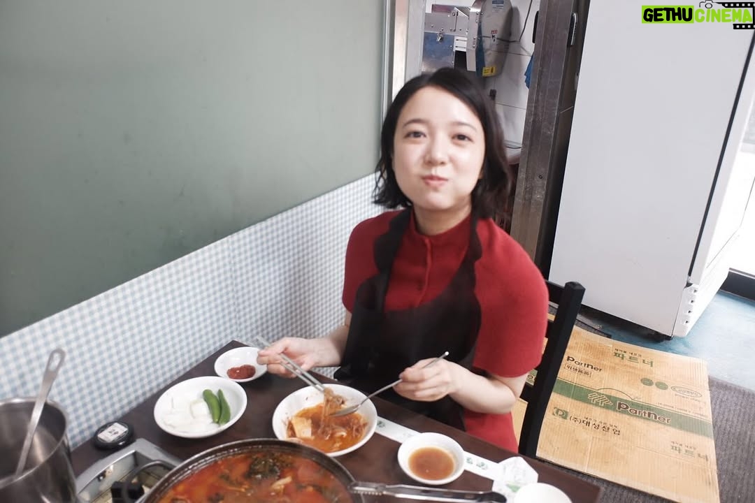Mone Kamishiraishi - 72.6K Likes - メンズノンノでの連載が最終回を迎えました。卒業旅行としてみんなで韓国に！思い出すとまだ味がします。まだ美味しい
沢山のお店で、沢山の方にお世話になりました。世界の食を通して暮らしを垣間見たり、翻って日本や自分自身に思いを巡らせたり。豊かな時間でした。たのしかったー！ご馳走様でした！