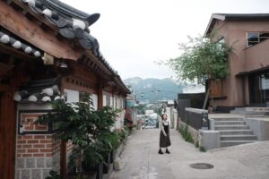 Mone Kamishiraishi Instagram - メンズノンノでの連載が最終回を迎えました。卒業旅行としてみんなで韓国に！思い出すとまだ味がします。まだ美味しい
沢山のお店で、沢山の方にお世話になりました。世界の食を通して暮らしを垣間見たり、翻って日本や自分自身に思いを巡らせたり。豊かな時間でした。たのしかったー！ご馳走様でした！