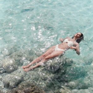 Monica Geuze Instagram - Waaah, ik mocht weer het gezicht zijn voor deze nieuwe campagne van @hunkemoller.. echt een droom en toch ook echt vrij spannend om in lingerie/swimwear te poseren, maar gelukkig was daar een team wat mij volledig op mijn gemak kon stellen en na een kwartier was ik de cameraās vergeten en waren het fantastische dagen op CuraƧao #foreverywomaninyou Ad