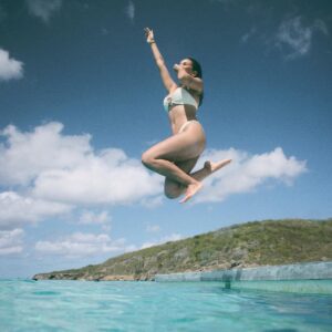 Monica Geuze Instagram - Waaah, ik mocht weer het gezicht zijn voor deze nieuwe campagne van @hunkemoller.. echt een droom en toch ook echt vrij spannend om in lingerie/swimwear te poseren, maar gelukkig was daar een team wat mij volledig op mijn gemak kon stellen en na een kwartier was ik de cameraās vergeten en waren het fantastische dagen op CuraƧao #foreverywomaninyou Ad