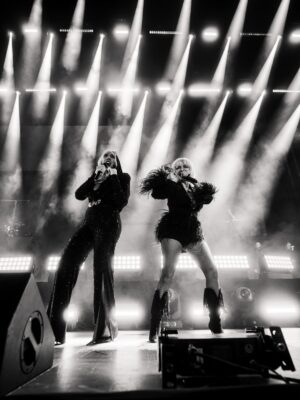 Mónica Naranjo Instagram - Murcia!!! Qué hermosa eres, y con razón!!! Millones de gracias por acompañarme!!!❤️❤️❤️🙏🏼🙏🏼🙏🏼

Siguiente parada de @greatesthitstour Málaga!!! Nos vemos el 1 de noviembre!!! 😃😃😃

📸: @pablomontilla 
🎥: @dannyobmor 
💄: @mateo.makeup 
👗: @am.abraham_martinez 

Entradas: https://monicanaranjo.com/

Málaga - 1 nov
Valencia - 22 nov
Madrid - 15 dic
Barcelona - 19 dic

#greatesthitstour #MónicaNaranjo #murcia