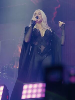 Mónica Naranjo Instagram - Murcia!!! Qué hermosa eres, y con razón!!! Millones de gracias por acompañarme!!!❤️❤️❤️🙏🏼🙏🏼🙏🏼

Siguiente parada de @greatesthitstour Málaga!!! Nos vemos el 1 de noviembre!!! 😃😃😃

📸: @pablomontilla 
🎥: @dannyobmor 
💄: @mateo.makeup 
👗: @am.abraham_martinez 

Entradas: https://monicanaranjo.com/

Málaga - 1 nov
Valencia - 22 nov
Madrid - 15 dic
Barcelona - 19 dic

#greatesthitstour #MónicaNaranjo #murcia