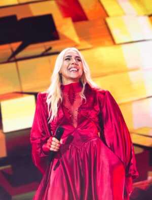 Mónica Naranjo Instagram - Todo al rojo!!!❤️‍🔥❤️‍🔥❤️‍🔥

Seguimos!!! Málaga!!! Contando los días!!!😍😍😍

📸: @laurafentyphoto 
🎤: @greatesthitstour 

Últimas entradas: https://monicanaranjo.com/

#MónicaNaranjo #GreatestHitsTour