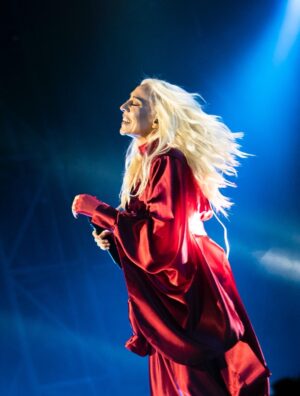 Mónica Naranjo Instagram - Todo al rojo!!!❤️‍🔥❤️‍🔥❤️‍🔥

Seguimos!!! Málaga!!! Contando los días!!!😍😍😍

📸: @laurafentyphoto 
🎤: @greatesthitstour 

Últimas entradas: https://monicanaranjo.com/

#MónicaNaranjo #GreatestHitsTour