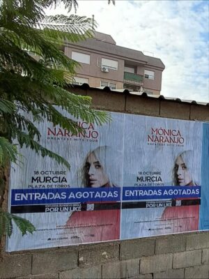 Mónica Naranjo Instagram - ¡Murcia, qué hermosa eres! ☀️

¡Primer show de la gira con todas las entradas agotadas! GRACIAS. 🥹❤️

¿A quién vemos mañana sábado, 18 de octubre, en la @plazadetoros.murcia (@murcia_on)? 

Celebraremos los 30 años de carrera de @monicanaranjo, en un espectáculo único donde interpreta las versiones originales de sus canciones más emblemáticas.

📻 @los40classic.oficial, emisora oficial, con el apoyo de @cadena_dial. 🎧 ¡No olvides escuchar el nuevo sencillo, “Por un like”!

#MónicaNaranjoGreatestHitsTour