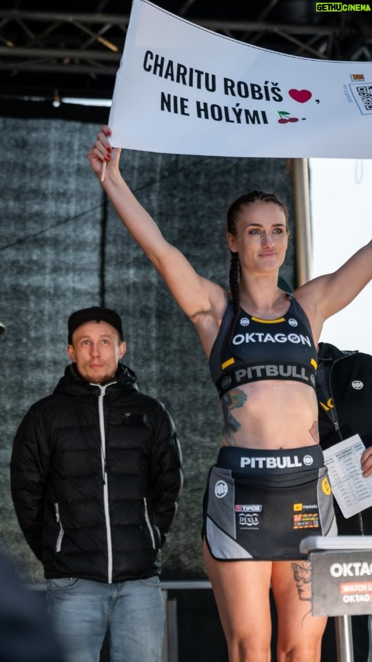 Monika Chochlíková - 42K Likes - Charitu robíš ❤️, nie holými 🍒.
Ak chceš darovať peniaze, nemusíš sa vyzliekať ani naháňať fame.
Pomáhať sa dá aj pokľudne a sofistikovane.
A keď už máš fanúšikov, buď vzor – aby sa tvoje (budúce) deti nemuseli hanbiť.

Ak máš ❤️ na správnom mieste a chceš dnes spraviť dobrý skutok, checkni moju storku – nájdeš tam link na pomoc Trenčianskemu útulku.

A ja sa už idem hodiť do kľudu, prepínam sa na  fight mode a zajtra idem na to! Sleduj LIVE cez PPV na oktagon.tv