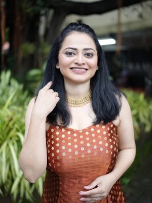 Monika Dabade Instagram - 🤎🤎🤎
फक्त ढिंच्याक दिवाळीसाठी @star_pravah 
.
ड्रेस : @dhagabyshivani 
मेकअप : @coloursqueen_bhagyashree