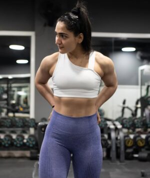 Monika Dalal Instagram - Little Miss can't skip Gains🦍

#mondaymotivation #shouldergains #girlwithmuscles #boldershoulders #thundershoulders #girlwithabs #wintergrind #viratkohli #mahanavami #happydussehra #ayudhapooja #jaishreeram #jaibajrangbali #winterseason