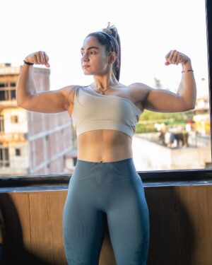 Monika Dalal Instagram - My 2 fav pose❤️
#flexing #summervibes #gymgirloutofthegym #mondaymotivation #viratkohli #btsv #cutegirl #strenghttraining #asethetic #legsday #glutes #pumpedup #mytwomoods