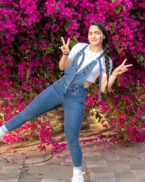 Monika Dalal Instagram - My 2 fav pose❤️

#flexing #summervibes #gymgirloutofthegym #mondaymotivation #viratkohli #btsv #cutegirl #strenghttraining #asethetic #legsday #glutes #pumpedup #mytwomoods