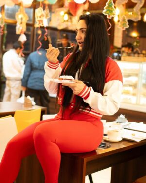 Monika Dalal Instagram - Dear Santa, if you could just turn me into a 200lb muscle mass monster in the next 5 months I wud highly appreciate that. Thankyou 😁🫶🏻

#liftmas #gymgirl #merrychristmas #bodybuilding #girlwholifts #fittok #christmas #christmasdecor #chritmaseve #christmasnight #cutesanta #spreadlove #spreadsmile #merryxmas #fitnessandfashion