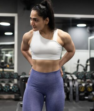 Monika Dalal Instagram - Little Miss can't skip Gains🦍

#mondaymotivation #shouldergains #girlwithmuscles #boldershoulders #thundershoulders #girlwithabs #wintergrind #viratkohli #mahanavami #happydussehra #ayudhapooja #jaishreeram #jaibajrangbali #winterseason