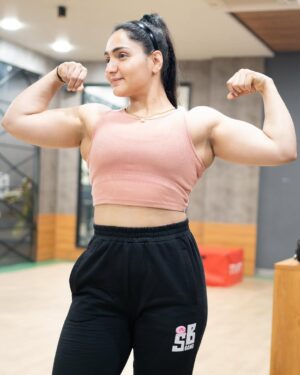 Monika Dalal Instagram - Winter gaining is almost done 🧿🫶🏻
#monday #mondaymotivation #wintergains #girlwithmuscles #girlwholifts #munnawarfaruqi #trendingoninstagram #instagramviral #gymrat #strenghttraining