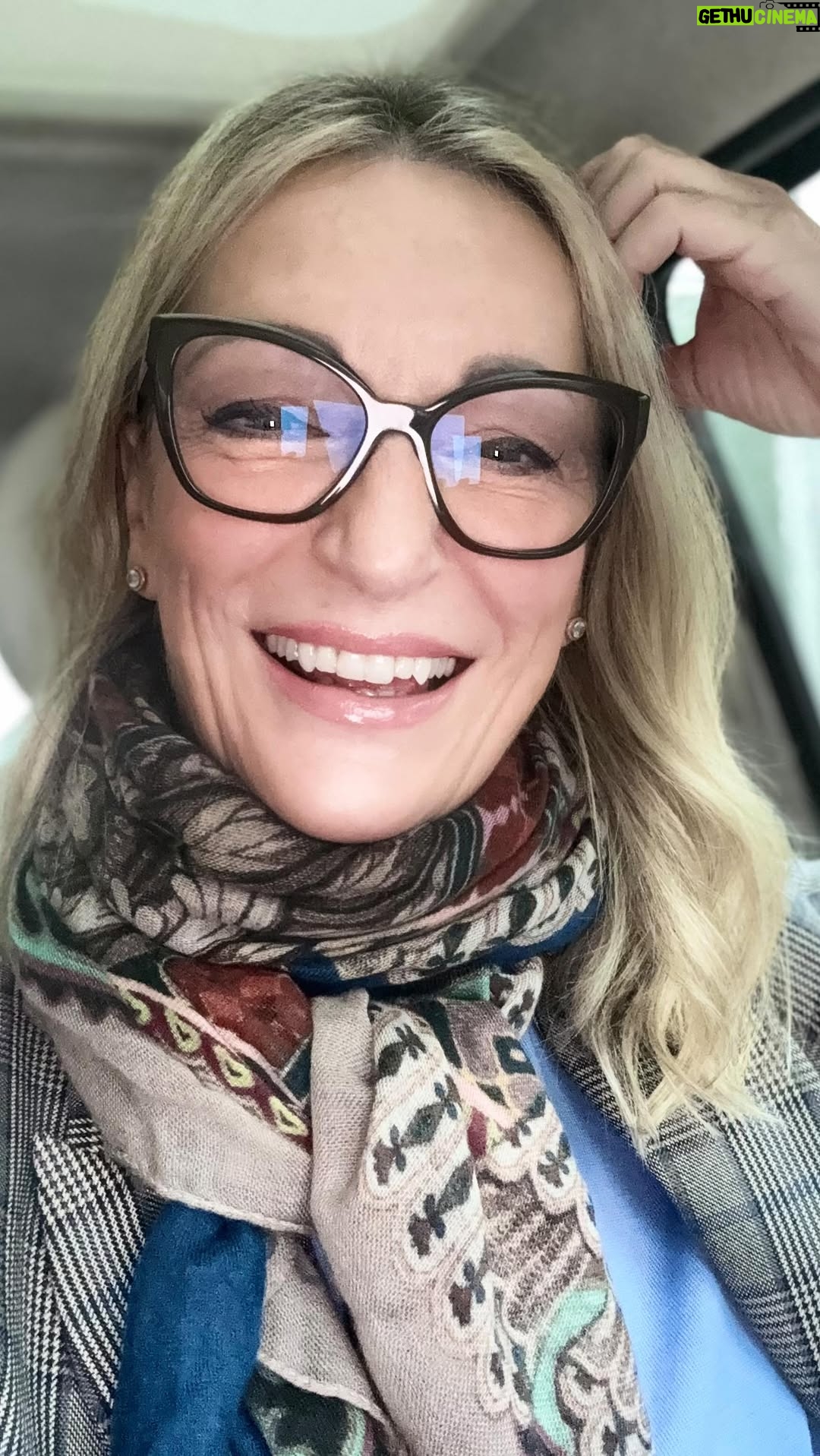 Monika Gruber - 35K Likes - JETZT GEHTS LOHOOOOS! Weil es huift ja nix!👍❤️ Neue Webseite, neue Tour, mein Leben hat endlich wieder einen Sinn!