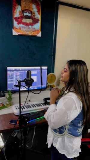 Monika Sharma Instagram - Mushkil me hai das tera jai shree shyam✨ #MonikaSharma #instagram #instagood #devotional  #live #cover #shyam #jaishreeshyam❤️🙏🏻🚩🚩khatu_shyam❤️ #shyambababhajan