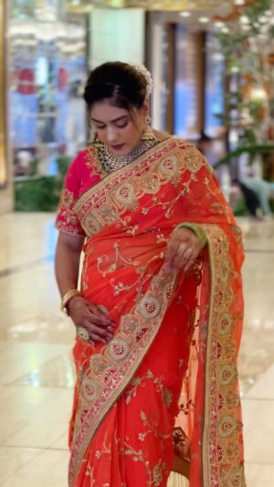 Monika Sharma Instagram - GORGEOUS “नारी” IN GORGEOUS साड़ी….!!!!!!
@monikasharma_official @sarrbmusic @starboymusicx 

#monikasharmaofficial #monikasharmareels #monikasharma #sarrb #starboymusicx #instagram #reels #viral #love #facebook #trending #new #réel #threads #instagram #insta #desilook #sareewaligirl #viralreels❤️ #