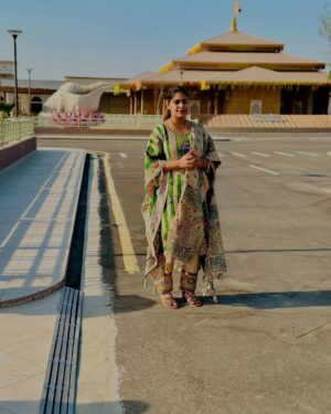 Monika Sharma Instagram - ॐ श्री आशुतोषाए नमः 

@monikasharma_official @djjsworld 

#monikasharma #djjs #monikasharmaofficial #shriashutoshmaharajji #nurmahal