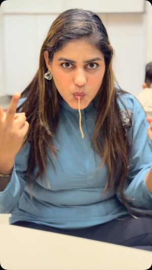 Monika Sharma Instagram - My trend😂 
#monikasharma #funny #instagood #instatrend #new #viral @dhanda_nyoliwala #viral #status #statussong