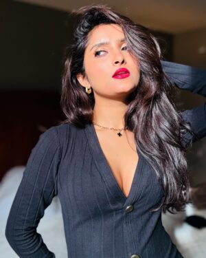 Monika Yadav Instagram - Golden hour hits different 🌞✨ Let the sunshine remind you to glow from within✨
.
#SunKissed #GoldenHourVibes #GoldenHourGlow #ExplorePage #AestheticFeed #PhotoOfTheDay #NaturalBeauty #ChasingSunlight #ViralPost #ContentCreator #instagood #ootd