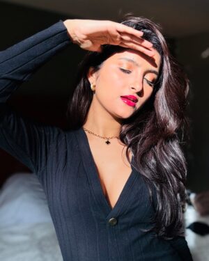 Monika Yadav Instagram - Golden hour hits different 🌞✨ Let the sunshine remind you to glow from within✨
.
#SunKissed #GoldenHourVibes #GoldenHourGlow #ExplorePage #AestheticFeed #PhotoOfTheDay #NaturalBeauty #ChasingSunlight #ViralPost #ContentCreator #instagood #ootd
