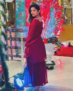 Monika Yadav Instagram - Hello 2025 ✨
. Wearing this beautiful 👗from @surtisilk
.
#OOTD #InstaViral #DesiStyle #FashionInspo #SlayTheDay #TrendSetter #EthnicVibes #StyleGoals #InstaFashion #glowup
