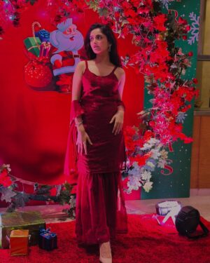 Monika Yadav Instagram - Hello 2025 ✨
. Wearing this beautiful 👗from @surtisilk
.
#OOTD #InstaViral #DesiStyle #FashionInspo #SlayTheDay #TrendSetter #EthnicVibes #StyleGoals #InstaFashion #glowup