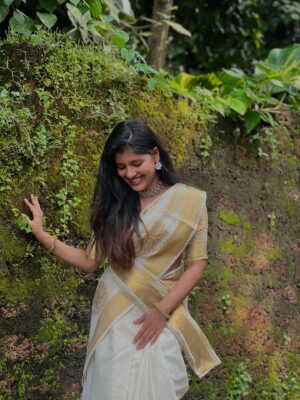 Monisha Blessy Instagram - Happy onam🌼