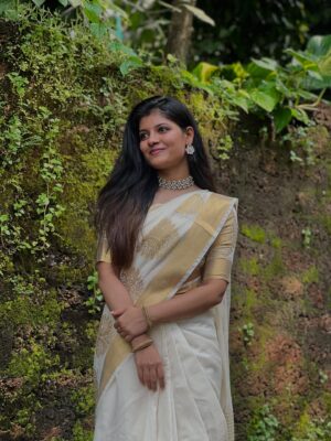 Monisha Blessy Instagram - Happy onam🌼
