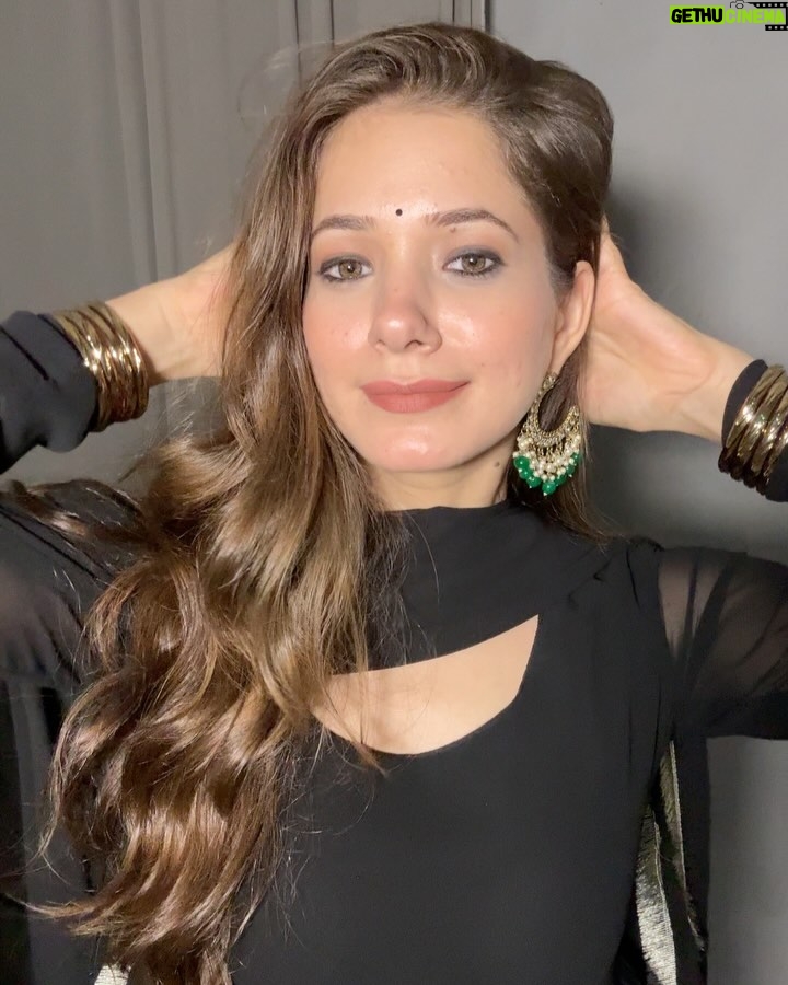 Mousha Khatri - 4.3K Likes - Just your overachiever girl 
wrapping up a month full of 
back-to-back wins, lessons 
& love for the hustle 💫 

#julyrecap #lifelately #shootdiaries #grateful #thankful #hustlewithease #consistency #overachiever #bosslady #smallwins #wrapup