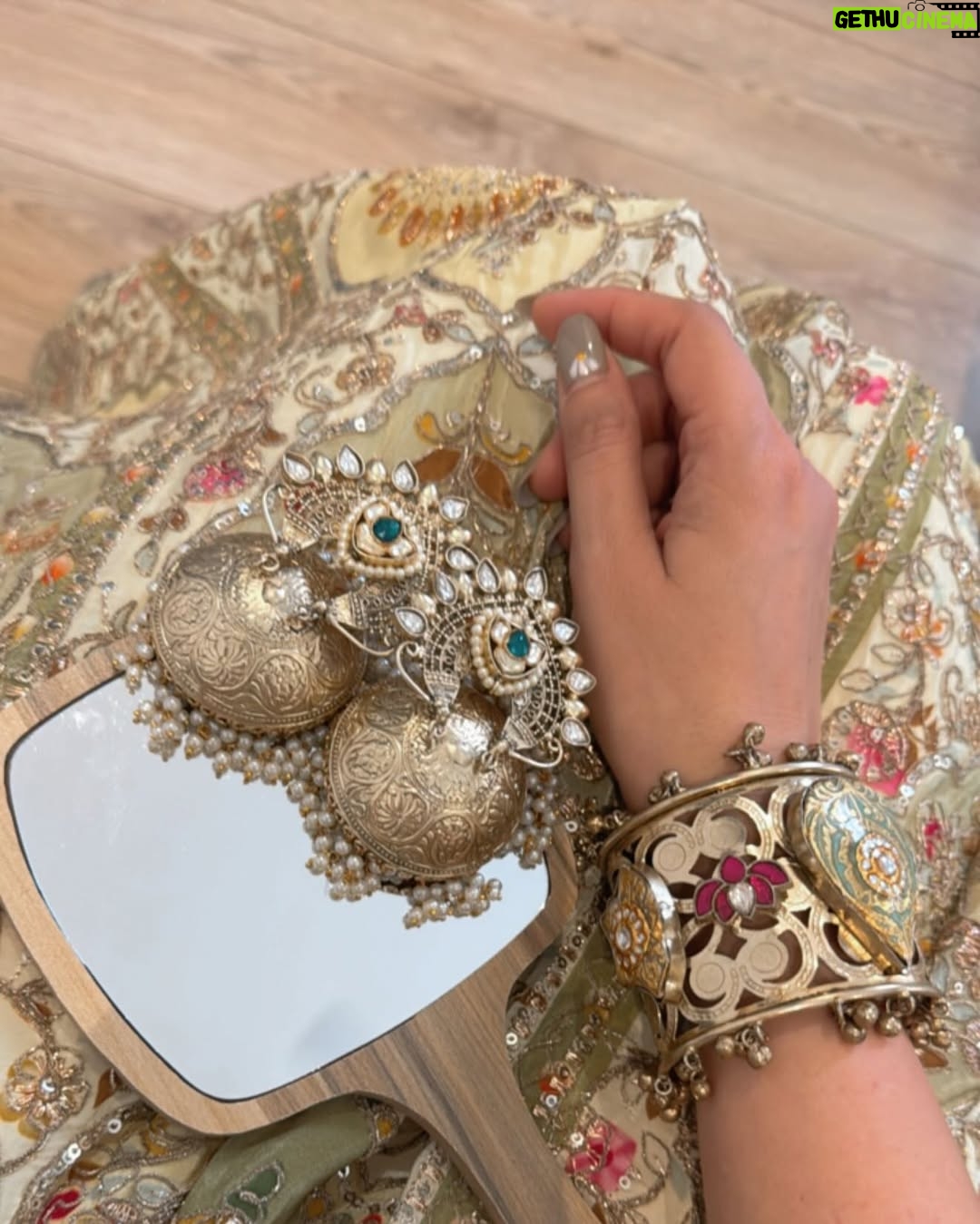 Mousha Khatri - 4.3K Likes - Just your overachiever girl 
wrapping up a month full of 
back-to-back wins, lessons 
& love for the hustle 💫 

#julyrecap #lifelately #shootdiaries #grateful #thankful #hustlewithease #consistency #overachiever #bosslady #smallwins #wrapup