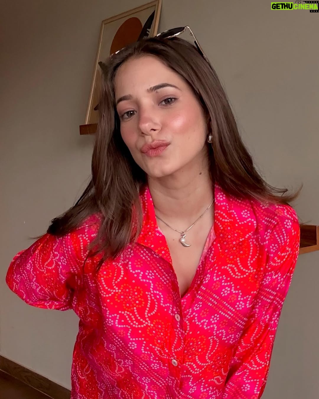 Mousha Khatri - 4.3K Likes - Just your overachiever girl 
wrapping up a month full of 
back-to-back wins, lessons 
& love for the hustle 💫 

#julyrecap #lifelately #shootdiaries #grateful #thankful #hustlewithease #consistency #overachiever #bosslady #smallwins #wrapup