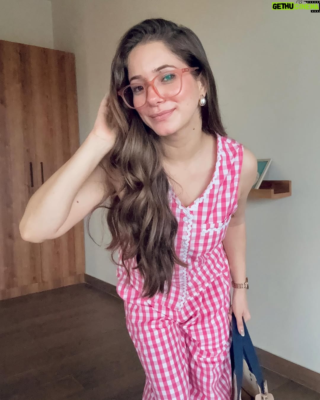 Mousha Khatri - 4.3K Likes - Just your overachiever girl 
wrapping up a month full of 
back-to-back wins, lessons 
& love for the hustle 💫 

#julyrecap #lifelately #shootdiaries #grateful #thankful #hustlewithease #consistency #overachiever #bosslady #smallwins #wrapup