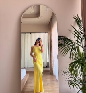 Mousha Khatri Instagram - Took two days off and called it therapy ☀️💋
48 hours of doing nothing and loving every second!
🏡 @vildefarms
.
.
.
#staycation #minibreak #selfiediaries #poolside #lifelately #softgirlera #chillscenes #withfam