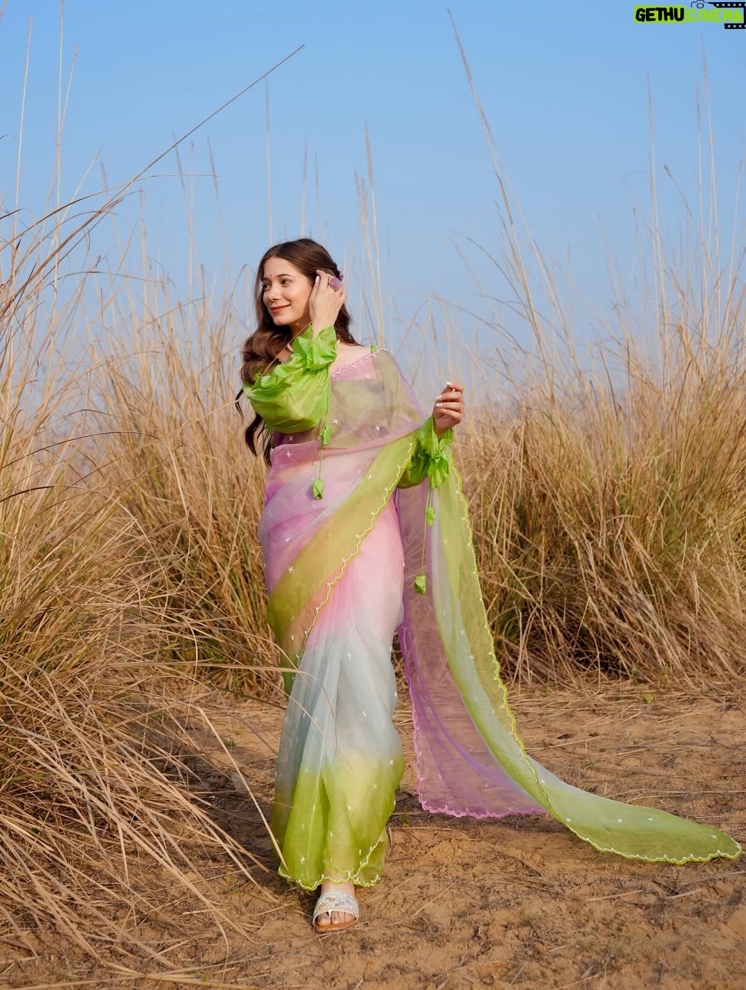 Mousha Khatri - 49.4K Likes - Still not over this saree moment 🌸 

📸: @mayur_khatri 

#shootdiaries #bollywoodvibes #indianmuse #timelesssaree #festivemood #sareestories #indianaesthetic #jaipurdiaries #ethnicvibes
