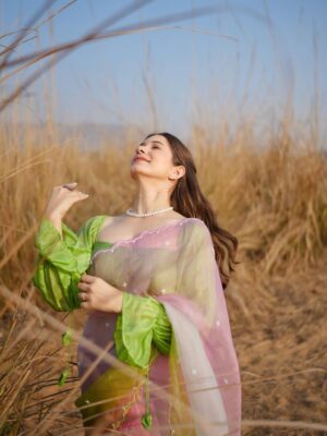 Mousha Khatri Instagram - Still not over this saree moment 🌸
📸: @mayur_khatri
#shootdiaries #bollywoodvibes #indianmuse #timelesssaree #festivemood #sareestories #indianaesthetic #jaipurdiaries #ethnicvibes