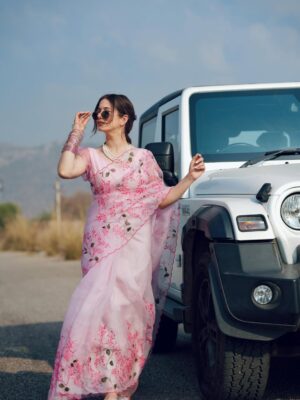 Mousha Khatri Instagram - Modern muse ✨ 

Shoot for: @ekadorioffical 

#shootdiaries #bollywoodvibes #indianmuse #timelesssaree #festivemood #sareestories #indianaesthetic #jaipurdiaries #ethnicvibes