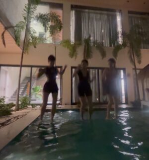 Mousha Khatri Instagram - Took two days off and called it therapy ☀️💋
48 hours of doing nothing and loving every second!
🏡 @vildefarms
.
.
.
#staycation #minibreak #selfiediaries #poolside #lifelately #softgirlera #chillscenes #withfam