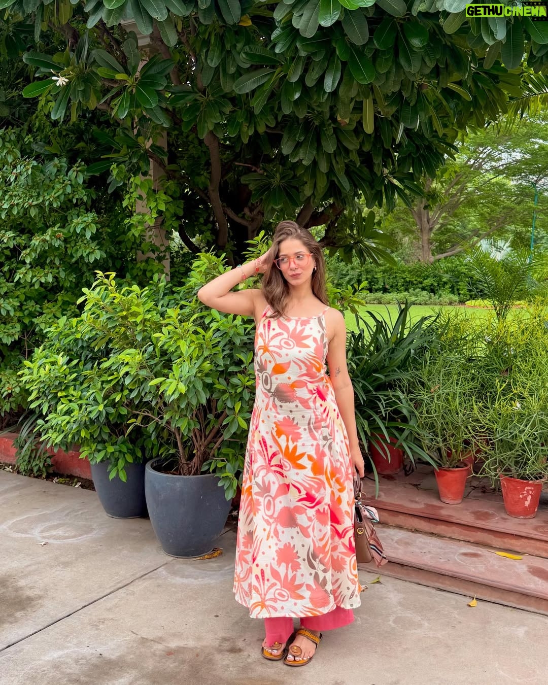 Mousha Khatri - 6K Likes - Best activity in stormy weather ☕️☁️ 
Work and coffee 🙂‍↔️ 
 
PC: @tanushka_pathak_ @5x_digitals 💕

#workandtravel #coffeevibes #rainydayoutfit #instamood #ootd #styleinspo #outfitdiaries #coffeeandchill