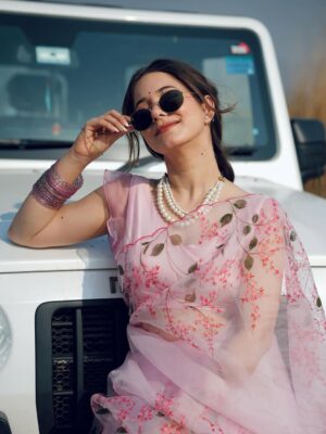 Mousha Khatri Instagram - Modern muse ✨ 

Shoot for: @ekadorioffical 

#shootdiaries #bollywoodvibes #indianmuse #timelesssaree #festivemood #sareestories #indianaesthetic #jaipurdiaries #ethnicvibes