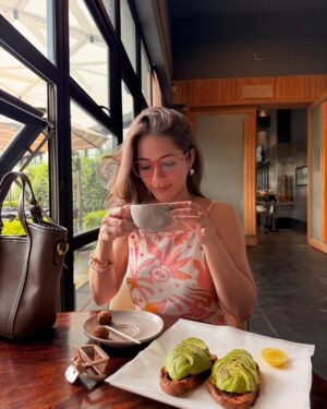Mousha Khatri Instagram - Best activity in stormy weather ☕️☁️ 
Work and coffee 🙂‍↔️ 
 
PC: @tanushka_pathak_ @5x_digitals 💕

#workandtravel #coffeevibes #rainydayoutfit #instamood #ootd #styleinspo #outfitdiaries #coffeeandchill