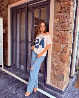 Mousha Khatri Instagram - Pretty sure this is my good side 😌✨
#ootd #randompost #moushadiaries #mosam #barishkamosam #aftershoot