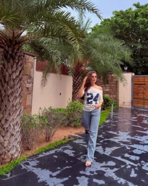 Mousha Khatri Instagram - Pretty sure this is my good side 😌✨ 

#ootd #randompost #moushadiaries #mosam #barishkamosam #aftershoot