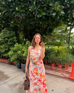 Mousha Khatri Instagram - Best activity in stormy weather ☕️☁️ 
Work and coffee 🙂‍↔️ 
 
PC: @tanushka_pathak_ @5x_digitals 💕

#workandtravel #coffeevibes #rainydayoutfit #instamood #ootd #styleinspo #outfitdiaries #coffeeandchill