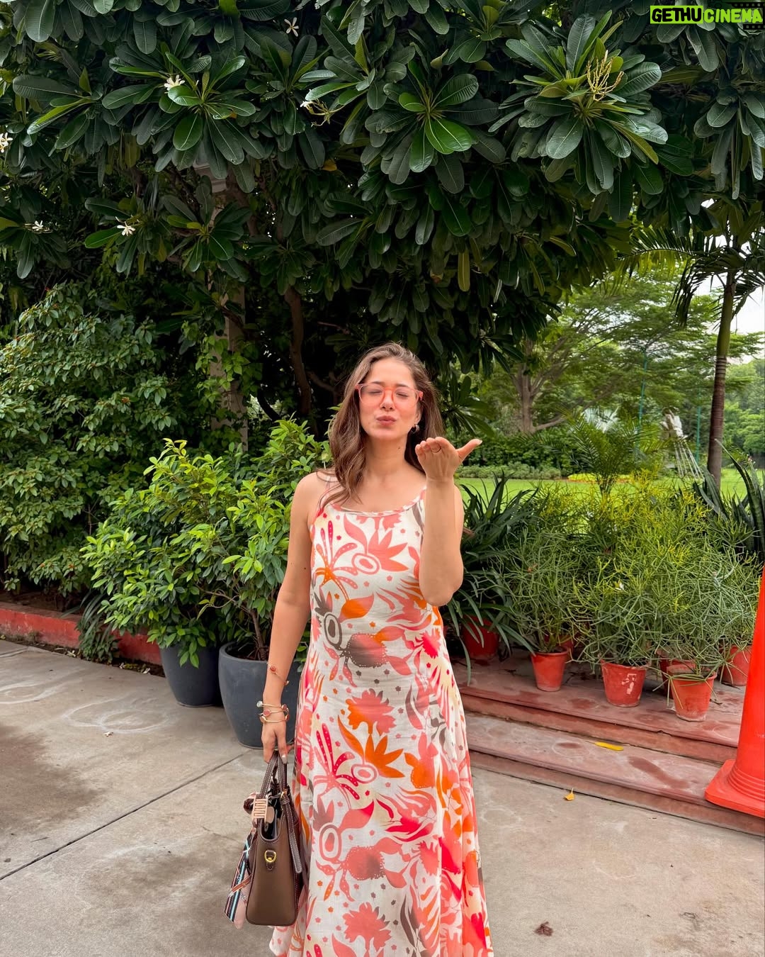 Mousha Khatri - 6K Likes - Best activity in stormy weather ☕️☁️ 
Work and coffee 🙂‍↔️ 
 
PC: @tanushka_pathak_ @5x_digitals 💕

#workandtravel #coffeevibes #rainydayoutfit #instamood #ootd #styleinspo #outfitdiaries #coffeeandchill