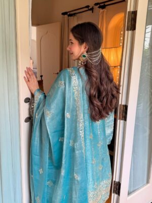 Mousha Khatri Instagram - Desi girl aesthetics ft. @idaho_o 🪷🪞✨

MUA: @makeupby_sonalpreet 
Hair: @ishashairandmakeup 
.
.
.
.
#desigirl #desiaesthetic #indianoutfit #festivewear #indianethnicwear #ethnicwear #idahoclothing #outfitinspo #festiveseason #indianaesthetics #desi #desicombo #festivefit