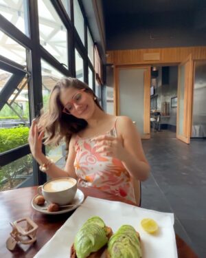 Mousha Khatri Instagram - Best activity in stormy weather ☕️☁️
Work and coffee 🙂↔️
PC: @tanushka_pathak_ @5x_digitals 💕
#workandtravel #coffeevibes #rainydayoutfit #instamood #ootd #styleinspo #outfitdiaries #coffeeandchill