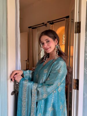 Mousha Khatri Instagram - Desi girl aesthetics ft. @idaho_o 🪷🪞✨

MUA: @makeupby_sonalpreet 
Hair: @ishashairandmakeup 
.
.
.
.
#desigirl #desiaesthetic #indianoutfit #festivewear #indianethnicwear #ethnicwear #idahoclothing #outfitinspo #festiveseason #indianaesthetics #desi #desicombo #festivefit