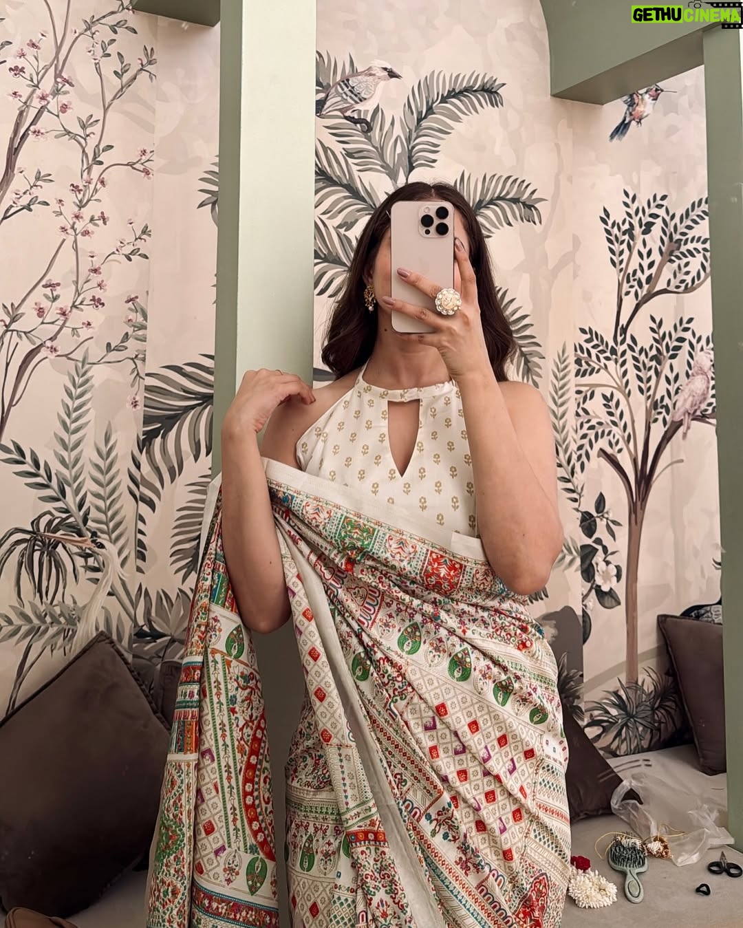 Mousha Khatri - 4.1K Likes - Just posting these for the vibe 🌞📷

#shootday #bts #sunsets #jaipurcity #pinkcity #calmskies #goldenhour #happyhour #happyme #randomclick #grateful